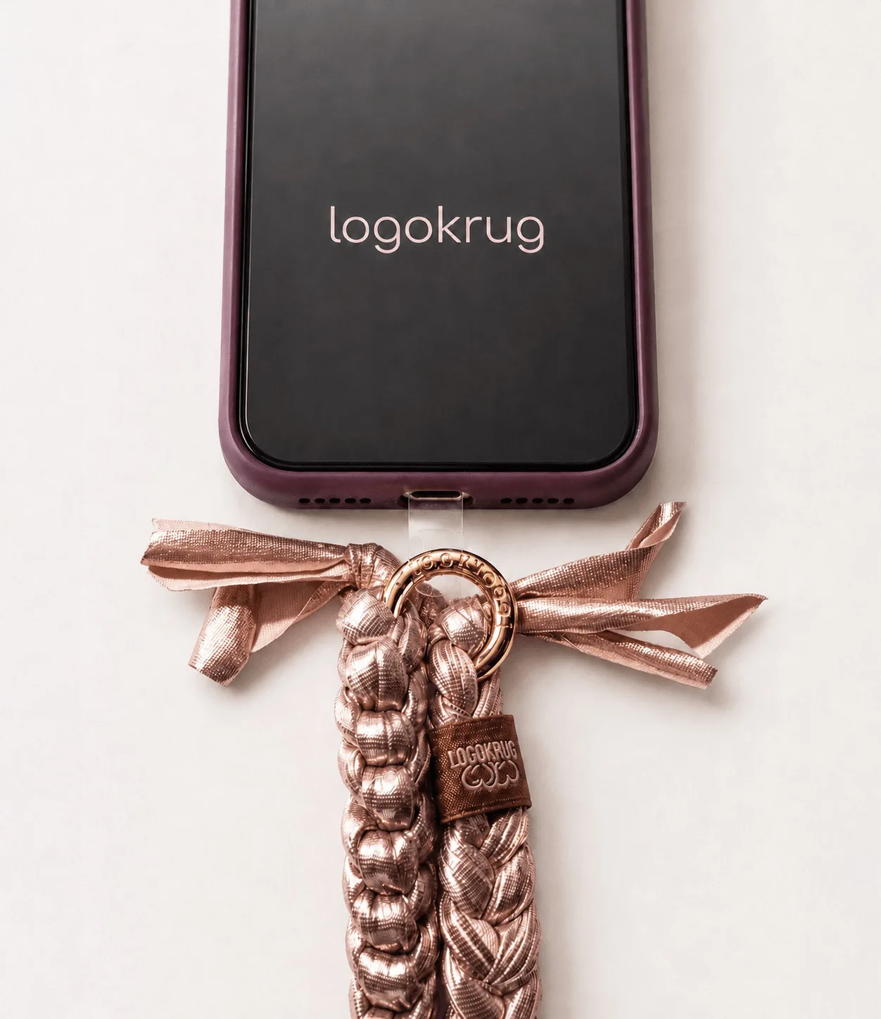 Smartphone mit LOGOKRUG Loopheart als Handykette und Adapter