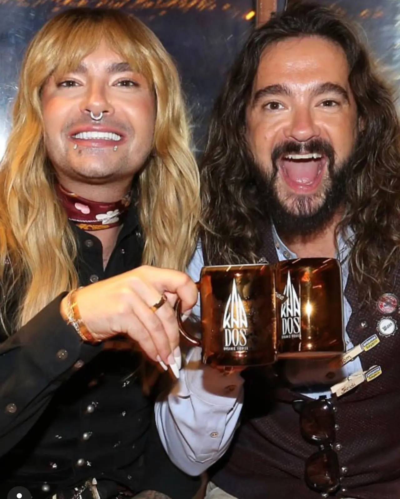 Bill und Tom Kaulitz stoßen mit den KAADOS LOGOKRÜGERL an