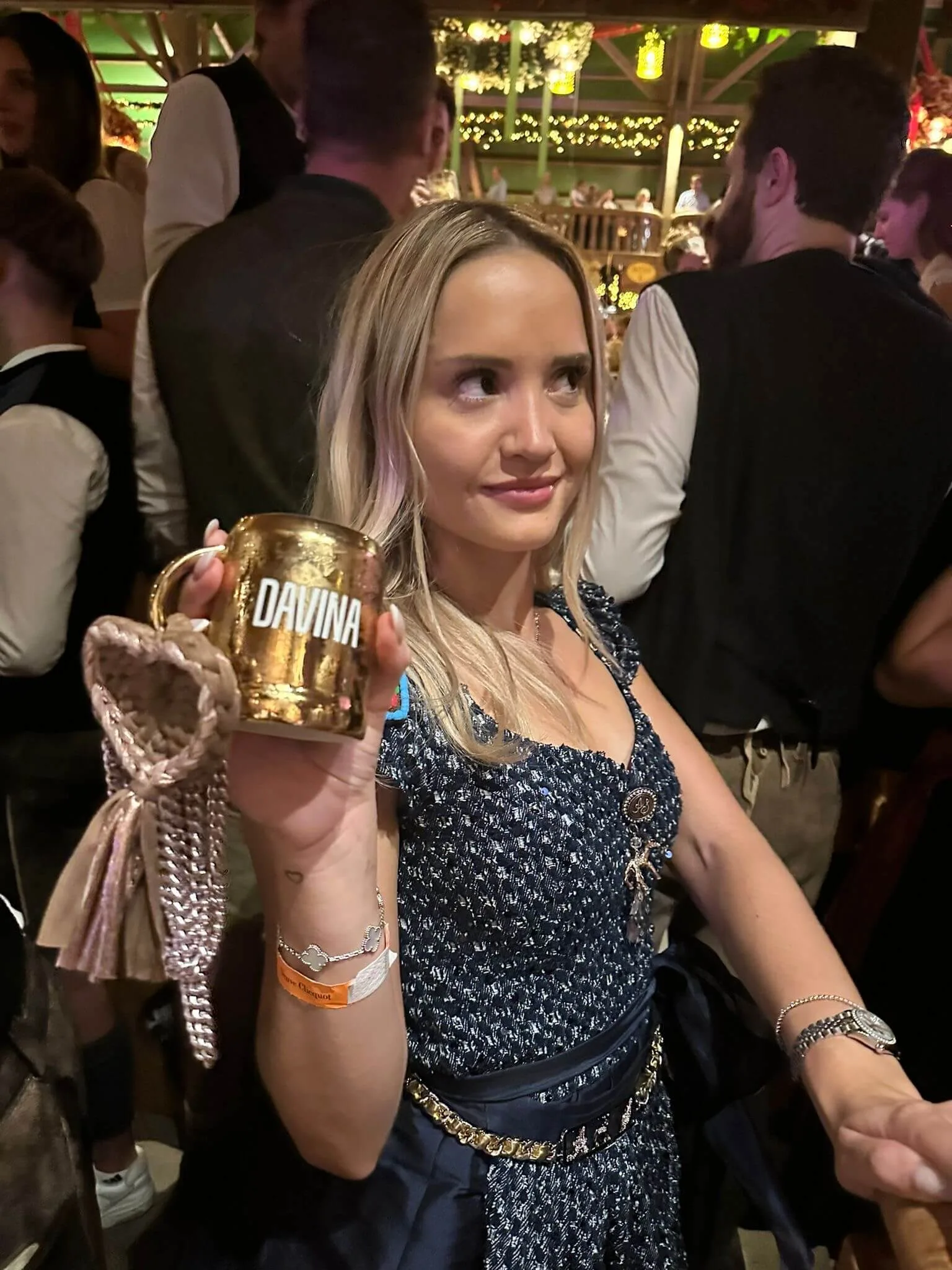 Davina mit LOGOKRUG